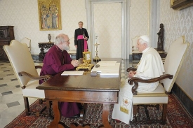 Papež se rozhodl zasáhnout do hrozícího schizmatu mezi anglikány.
